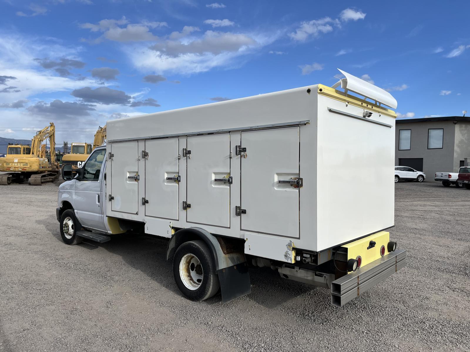 CAMIONETA CON CAJA REFRIJERADA COLD CAR